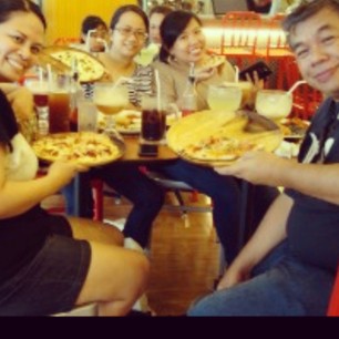 Had a great time with @tedclaudio @itsshopgirljen @vivakitchengoddess at @madforpizza #toppingsallyouwant
