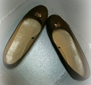 My daughter's pick. Cute doll shoes with a gold bow.