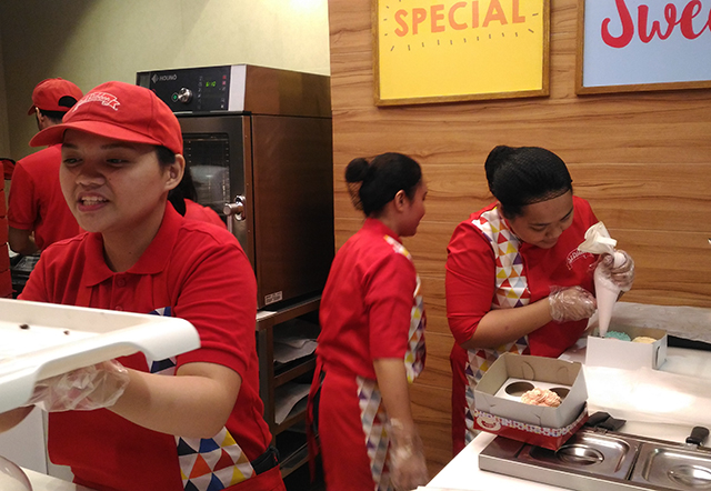 red-ribbon-flagship-store-sm-megamall-red-ribbon-bakery-red-ribbon-cake-lifestyle-mommy-blogger-philippines-www-artofbeingamom-com-13